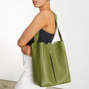 Everlane Italian Leather Studio Bag in moss